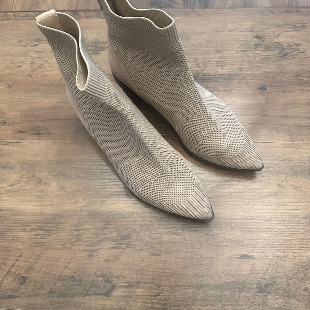 Elegant Cream Everlane Ankle Boots